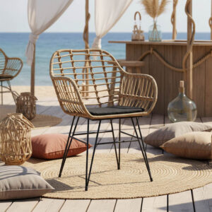 Πολυθρόνα Naoki pakoworld rattan σε φυσική απόχρωση με μαύρο μαξιλάρι και μεταλλικό μαύρο πόδι 58x64x81εκ