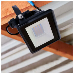 V-TAC Προβολέας LED SMD 30W 2340lm Samsung Chip με Ενσωματωμένο Στυπιοθλίπτη Μαύρο Σώμα Ζεστό Λευκό 20310